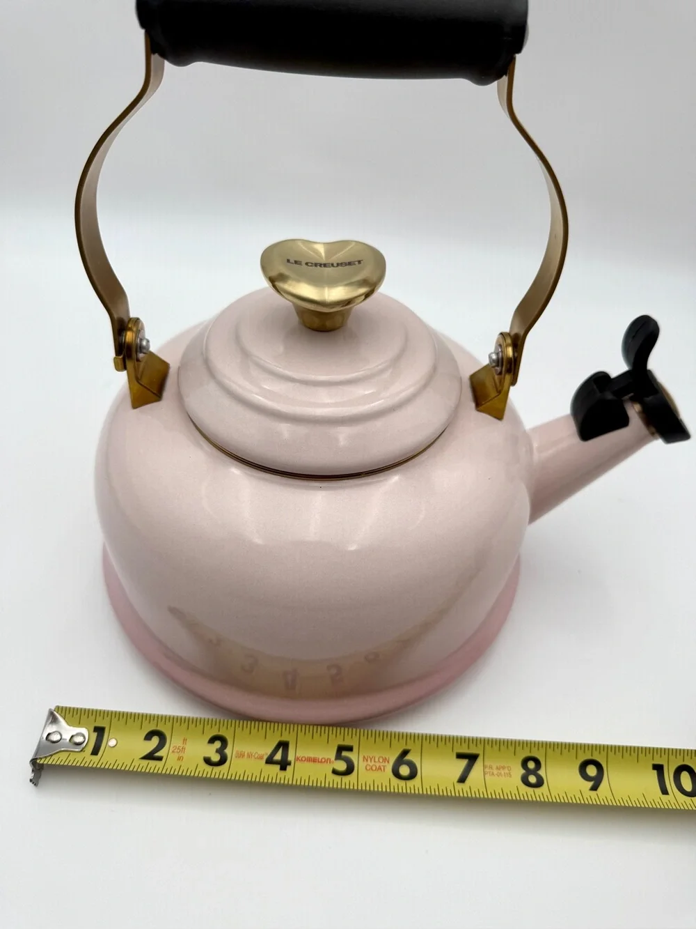 Le Creuset Classic Stovetop Kettle 1.7Qt - Shell Pink w/ Gold Trim & Heart Knob